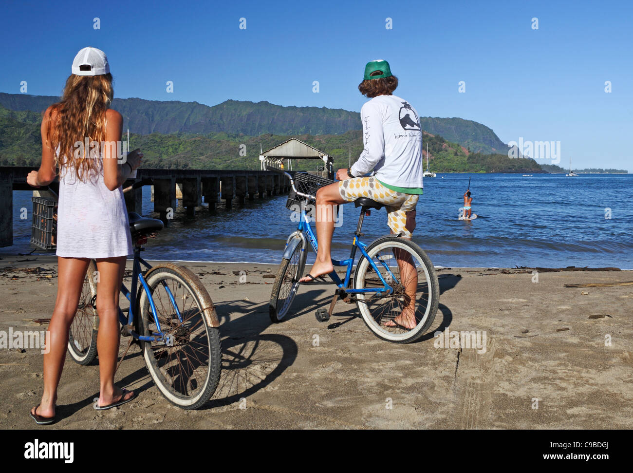 Touristen mit Fahrrädern besichtigen im Hanalei Beach auf Kauai Stockfoto