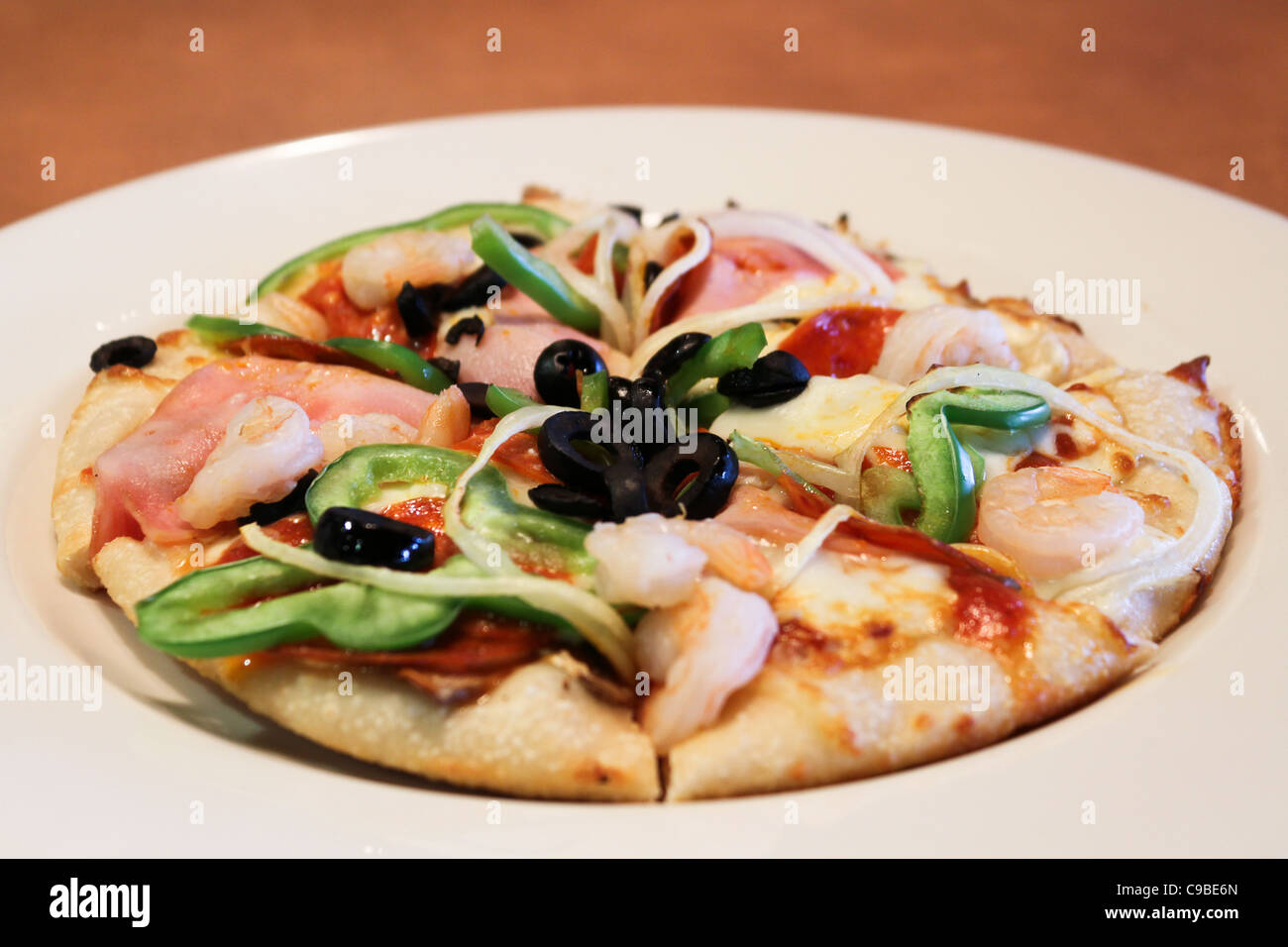 Pizza grüner Pfeffer Garnelen Olivenöl weißen Teller Stockfoto