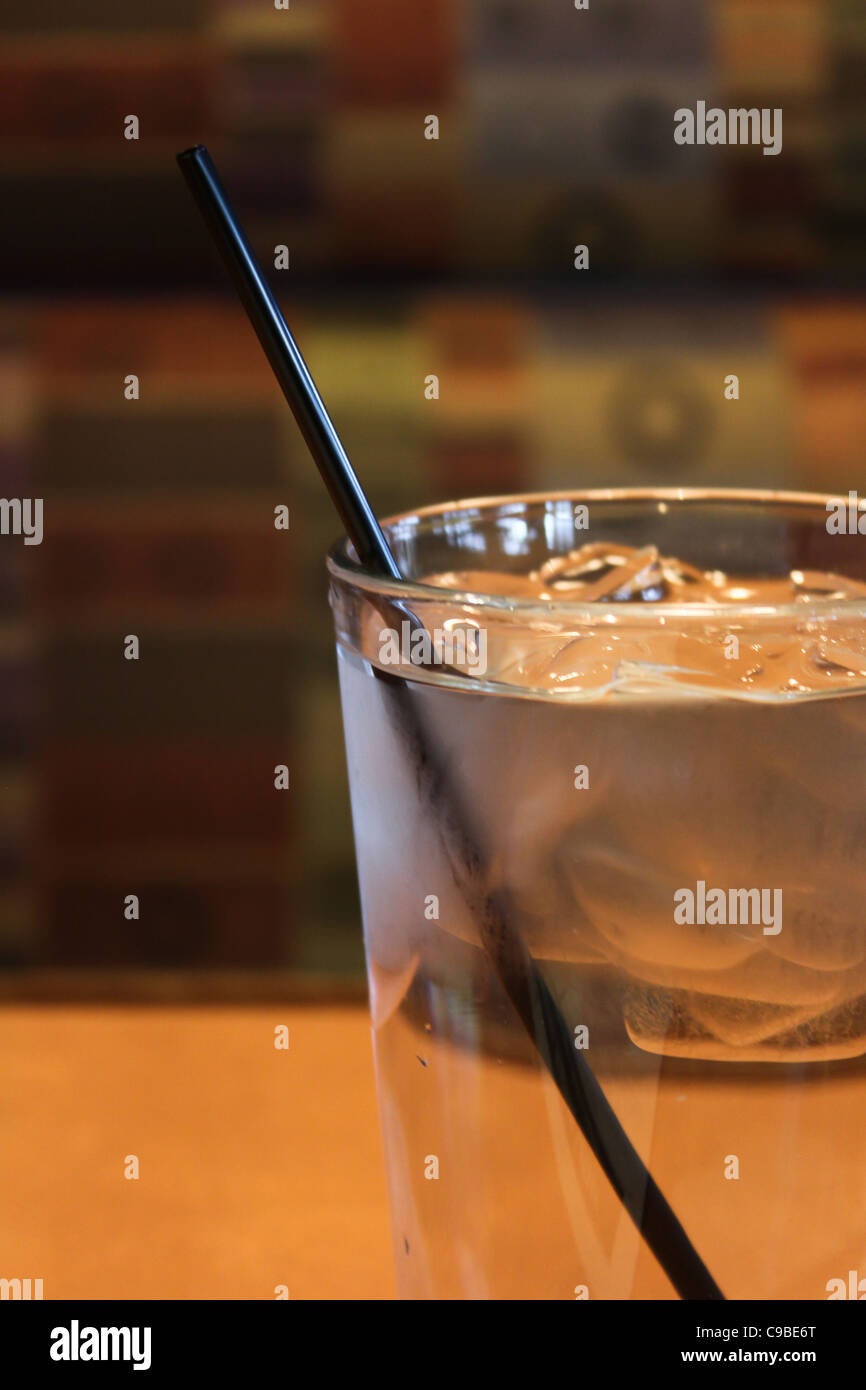 Schwarz streuen Wassereis Restauranttisch aus Glas Stockfoto