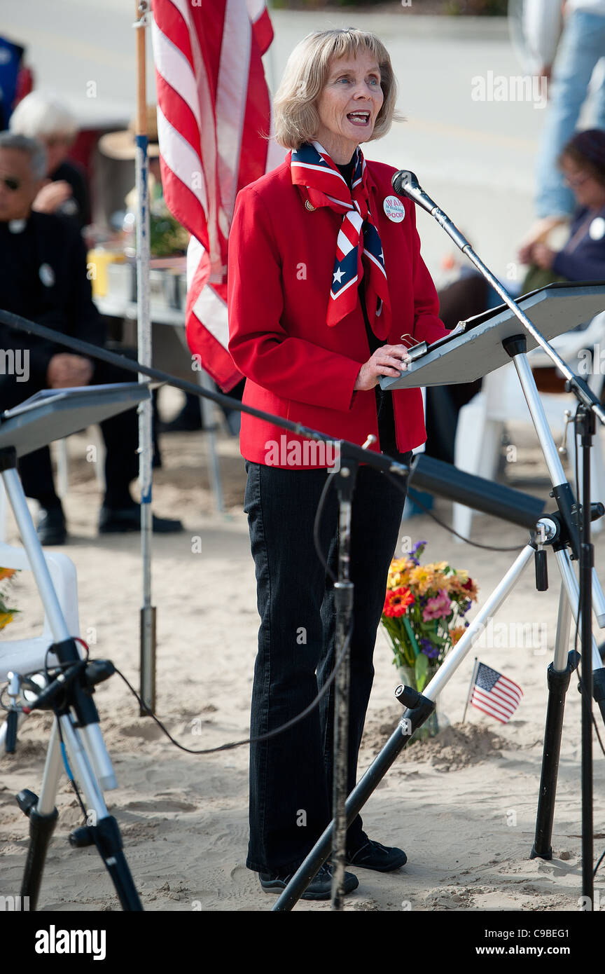 Kongressabgeordnete Lois Capps lesen Namen von gefallenen Soldaten in der Gedenkstätte "Arlington West" in Santa Barbara, Veterans Day 2011 Stockfoto