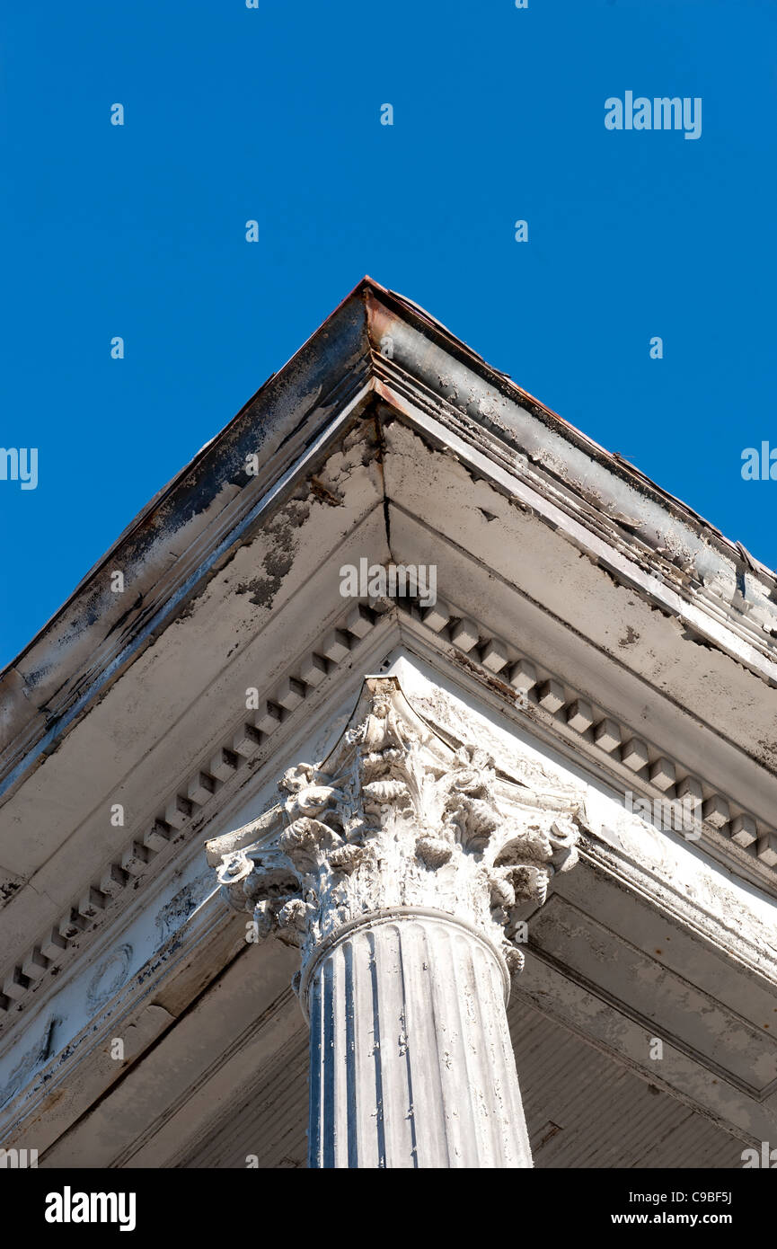 Reich verzierte Säule und auf dem Dach eines historischen Gebäudes Stockfoto