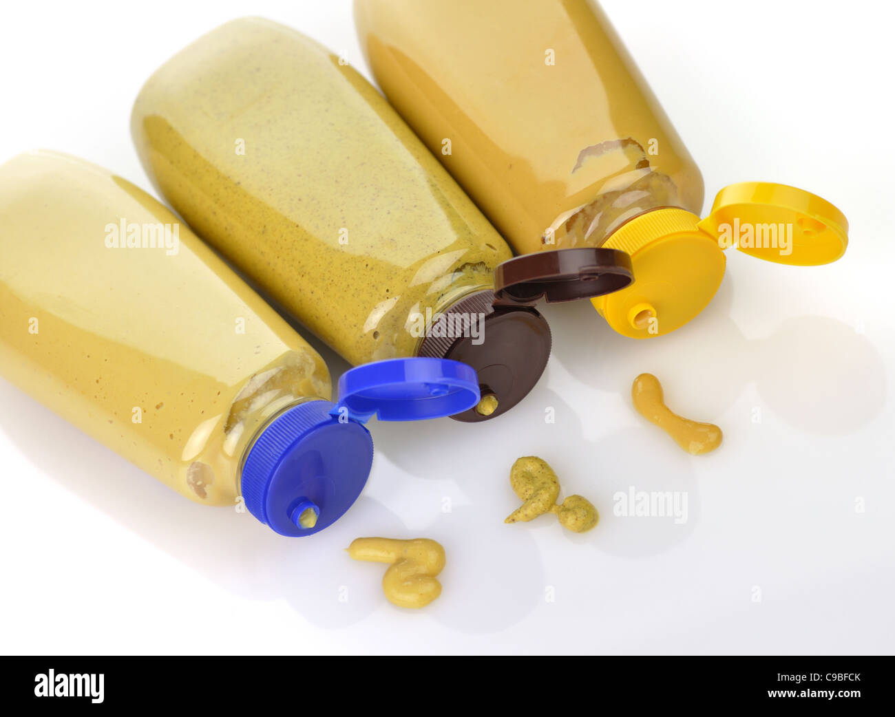 Kunststoff-Flaschen aus Honig, Dijon und würzigen Sareptasenf Stockfoto
