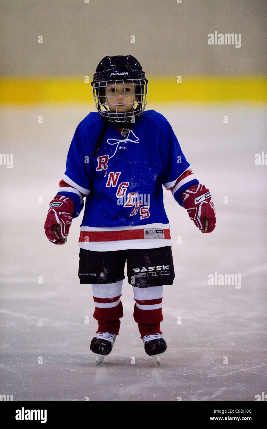 Kinder Eishockey training Stockfoto