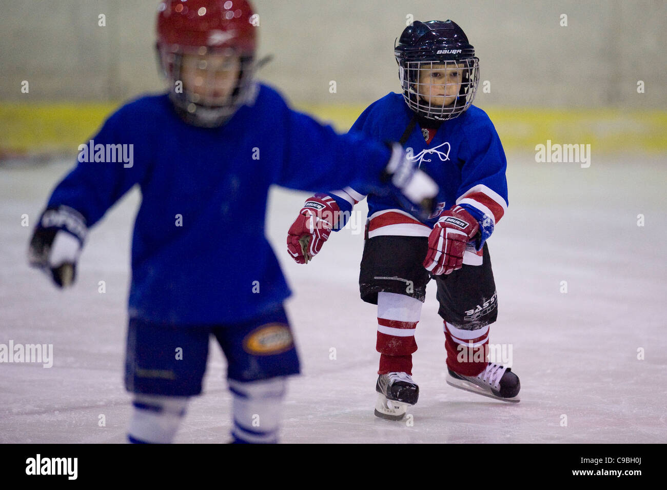 Kinder Eishockey training Stockfoto