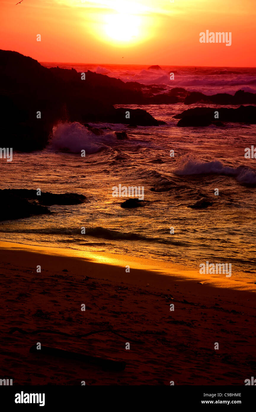 Sonnenuntergang über dem Pazifischen Ozean in der Nähe von Monterey, Kalifornien Stockfoto