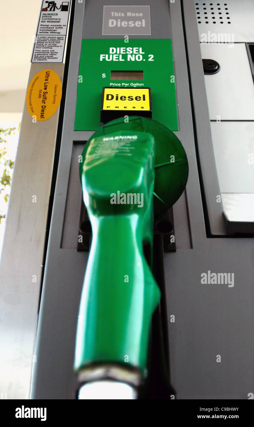 Diesel-Gas-Schlauch an der Zapfsäule an einer Tankstelle Stockfotografie -  Alamy
