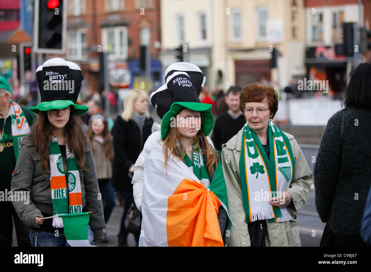 Mädchen und eine Frau in St. Patricks Day Parade. Digbeth Birmingham 2011. Stockfoto