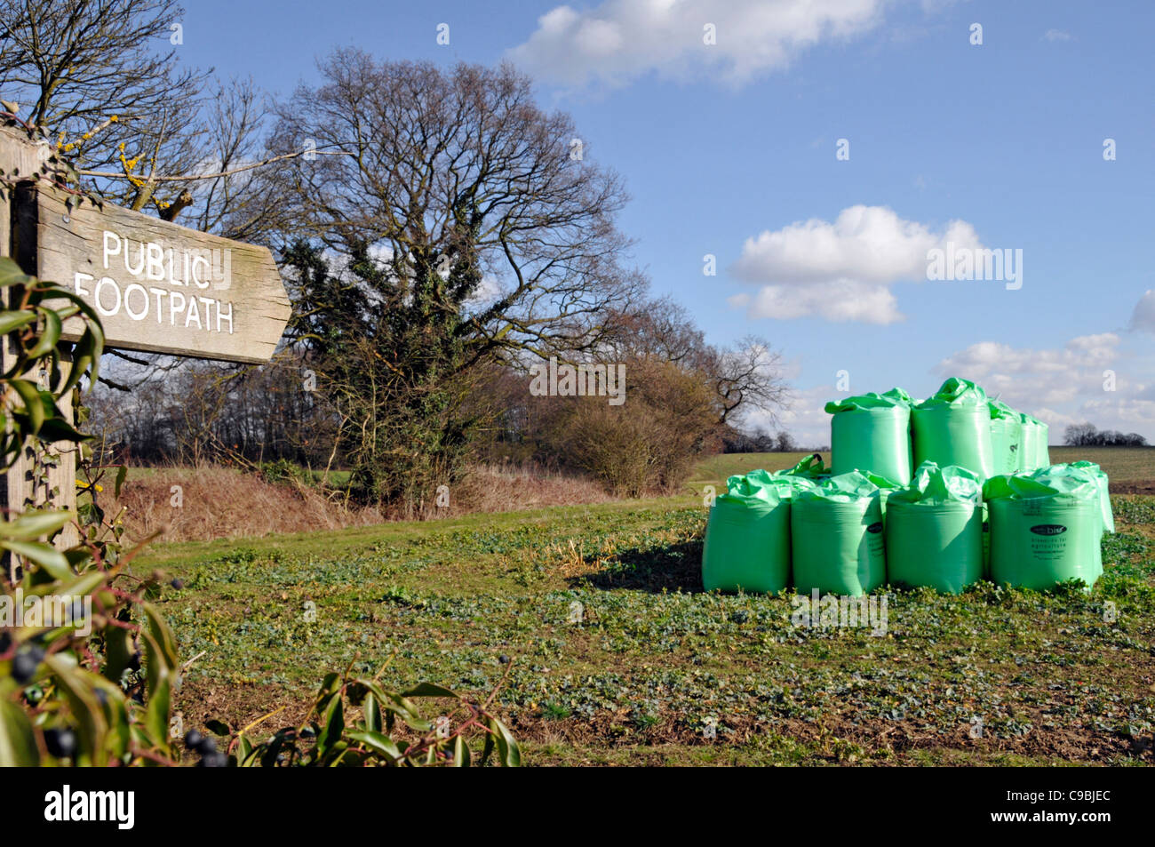 Landweg Schild Säcke von Biosolids Dünger über Abwasser durch Nutri Bio Teil von Anglian Wasser Stapel von grünen FIBC jumbo Bulk Bag Super Sack UK Stockfoto