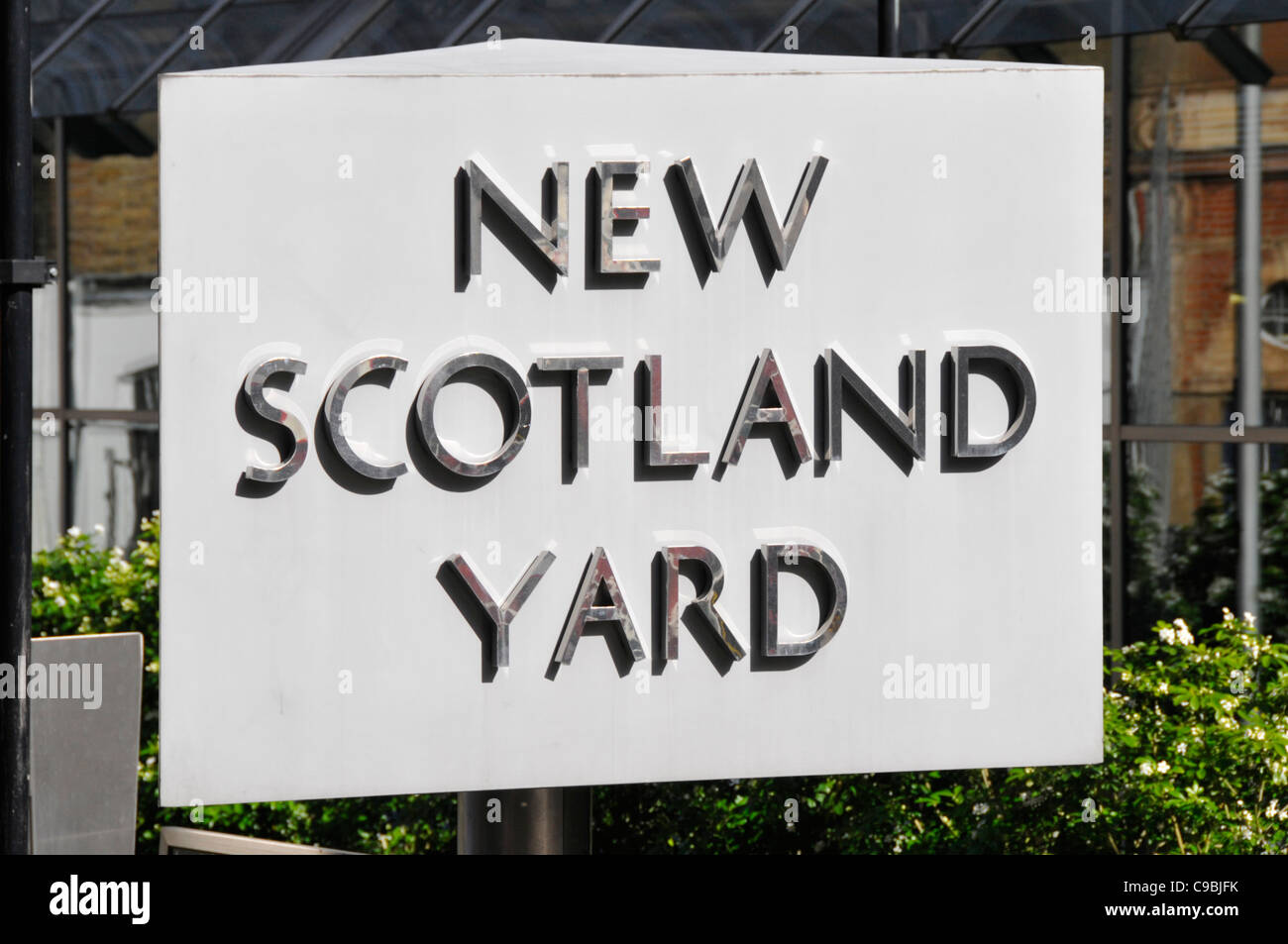 New Scotland Yard Zeichen außerhalb Metropolitan Police HQ Gebäude London England Großbritannien Stockfoto