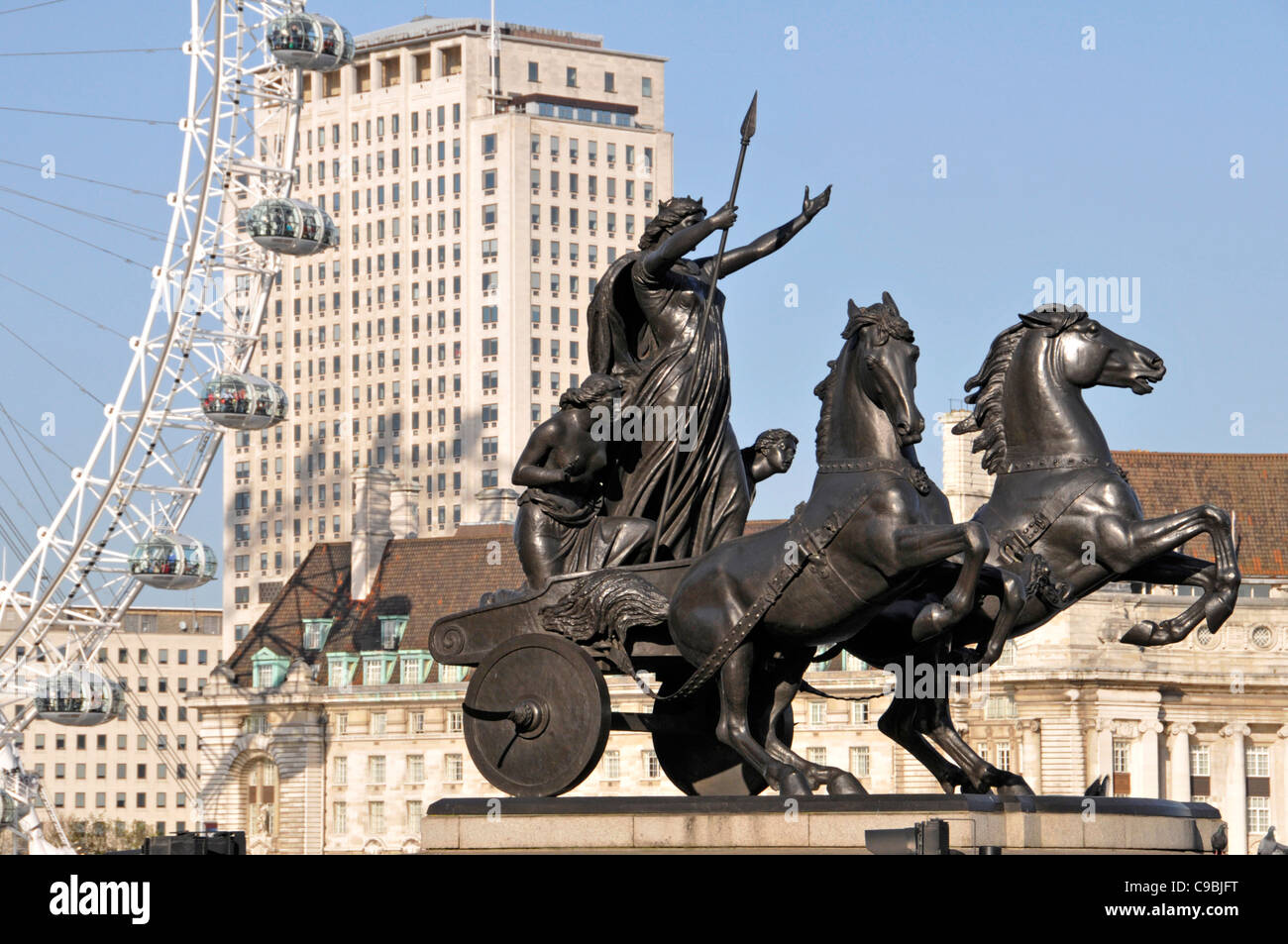 Statue des Monotheismus mit dem London Eye und die Schale über Gebäude Stockfoto