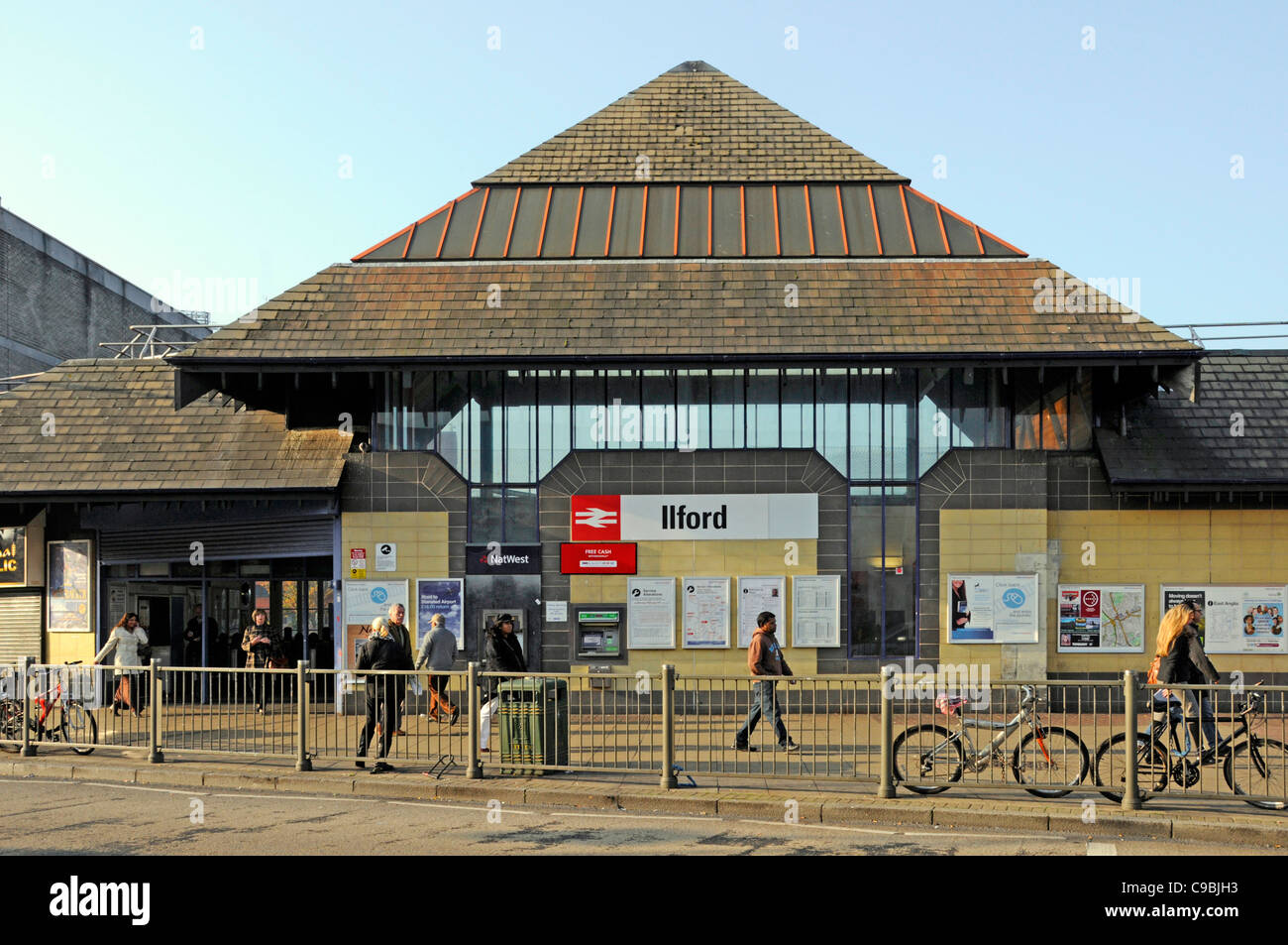 Ilford Bahnhof Fassade öffentliche Verkehrsmittel & Straßenszene Menschen vor dem Eingang Redbridge East London England Großbritannien (Ilford war in Essex) Stockfoto