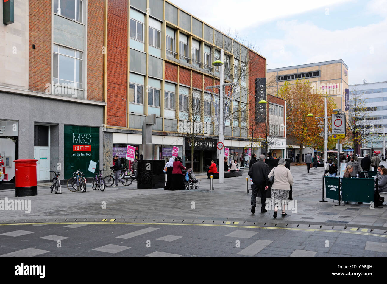 Autumn Street Scene Shopper & Menschen in der Fußgängerzone Slough Stadt Centre High Street Berkshire England Großbritannien Stockfoto