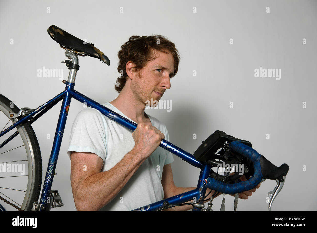 Mann mit Renn-Zyklus vor weißem Hintergrund Stockfoto