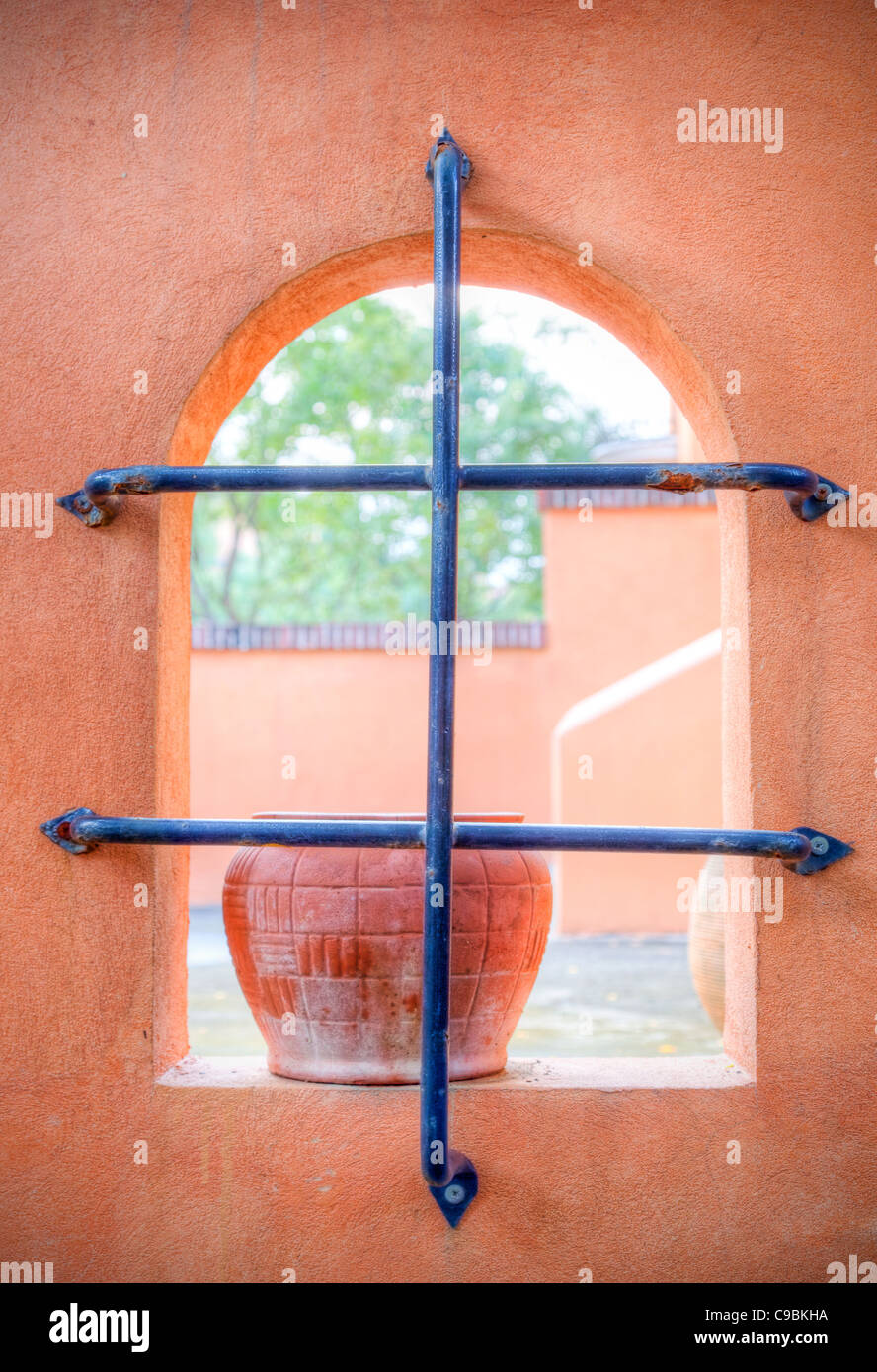 Ecke des Garten, gewölbte Wand Loch mit leeren Blumentopf