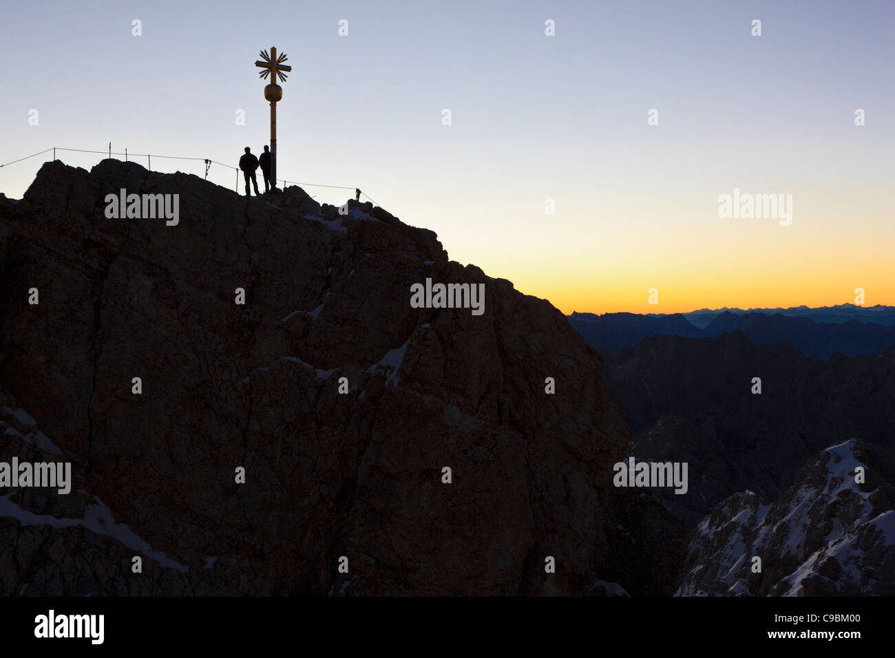 Deutschland, Bayern, Bayerische Alpen, Wetterstein, Blick auf Kreuz auf dem Gipfel der Zugspitze im Morgengrauen Stockfoto