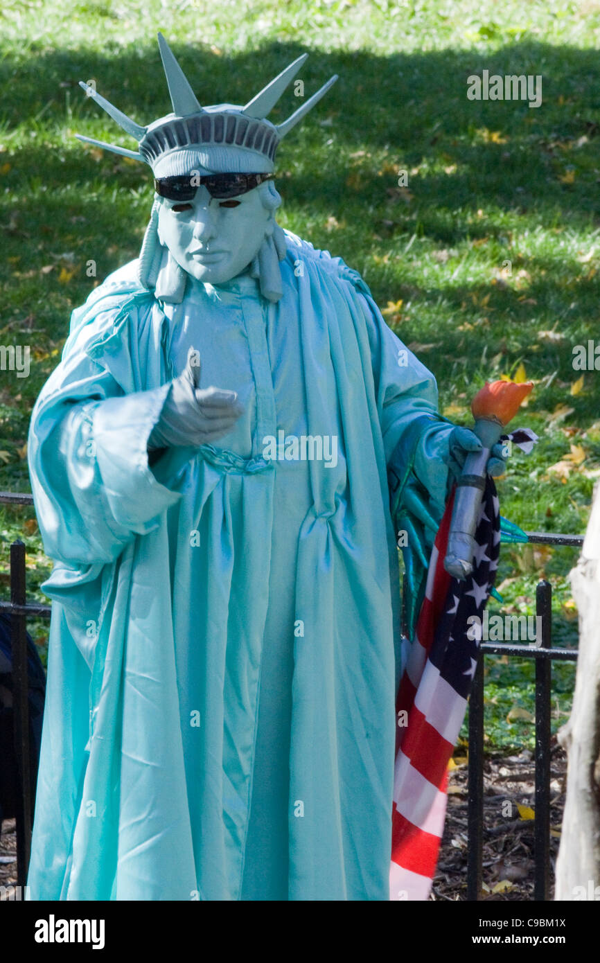 Person gekleidet wie die Statue of Liberty für die Touristen in New York City im Battery Park USA Stockfoto