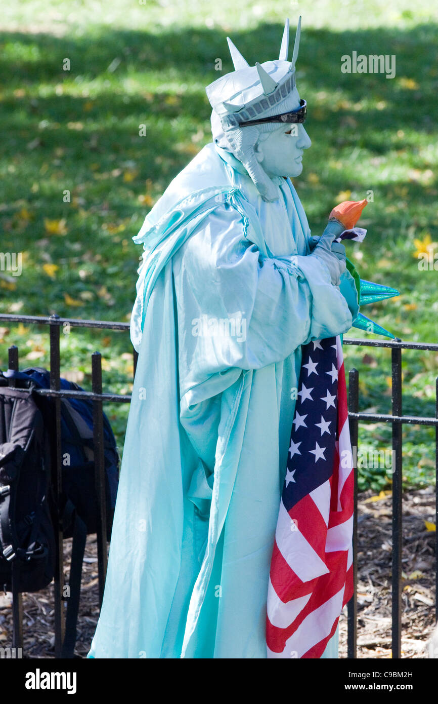 Person gekleidet wie die Statue of Liberty für die Touristen in New York City im Battery Park USA Stockfoto