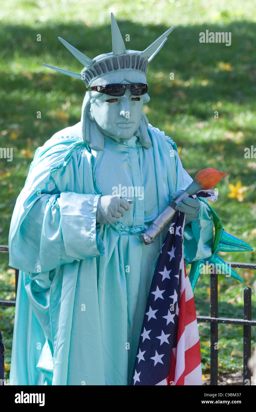 Person gekleidet wie die Statue of Liberty für die Touristen in New York City im Battery Park USA Stockfoto