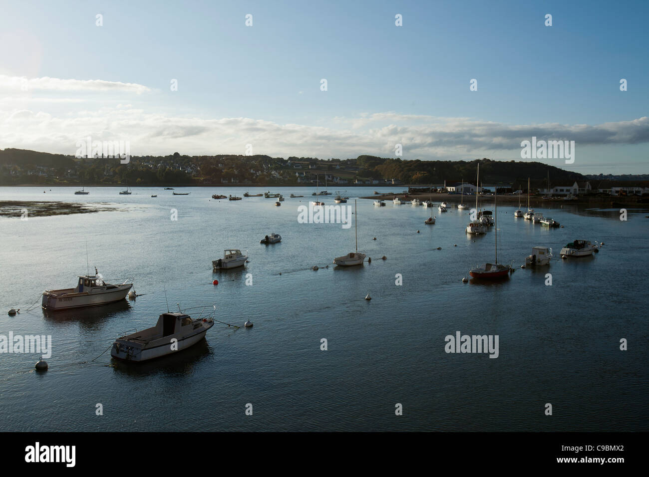 Ein Blick auf den Hafen Dorf Le Dourduff de Mer in Finistere, Bretagne, Frankreich. Stockfoto