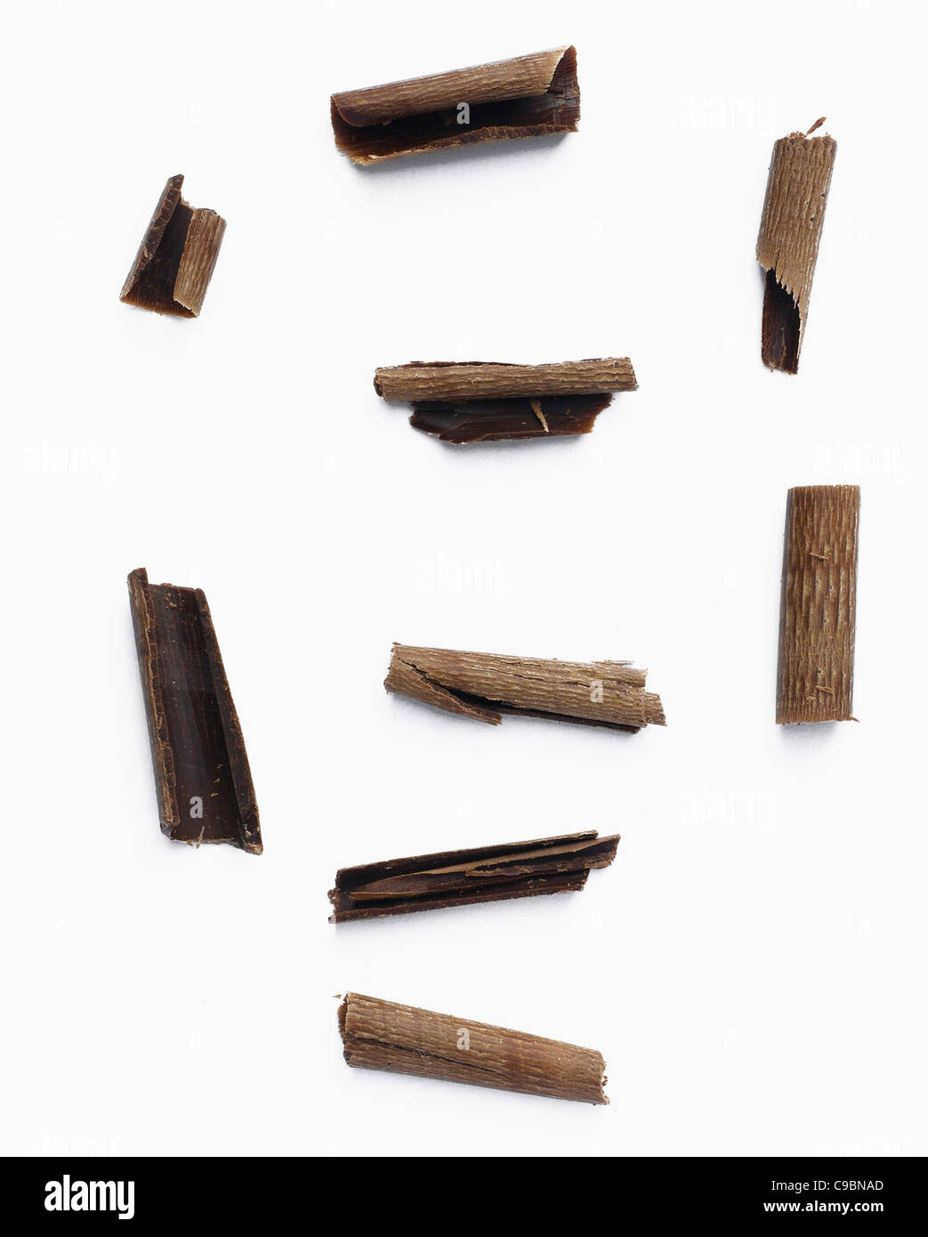 Schokolade-Peelings auf weißem Hintergrund Stockfoto