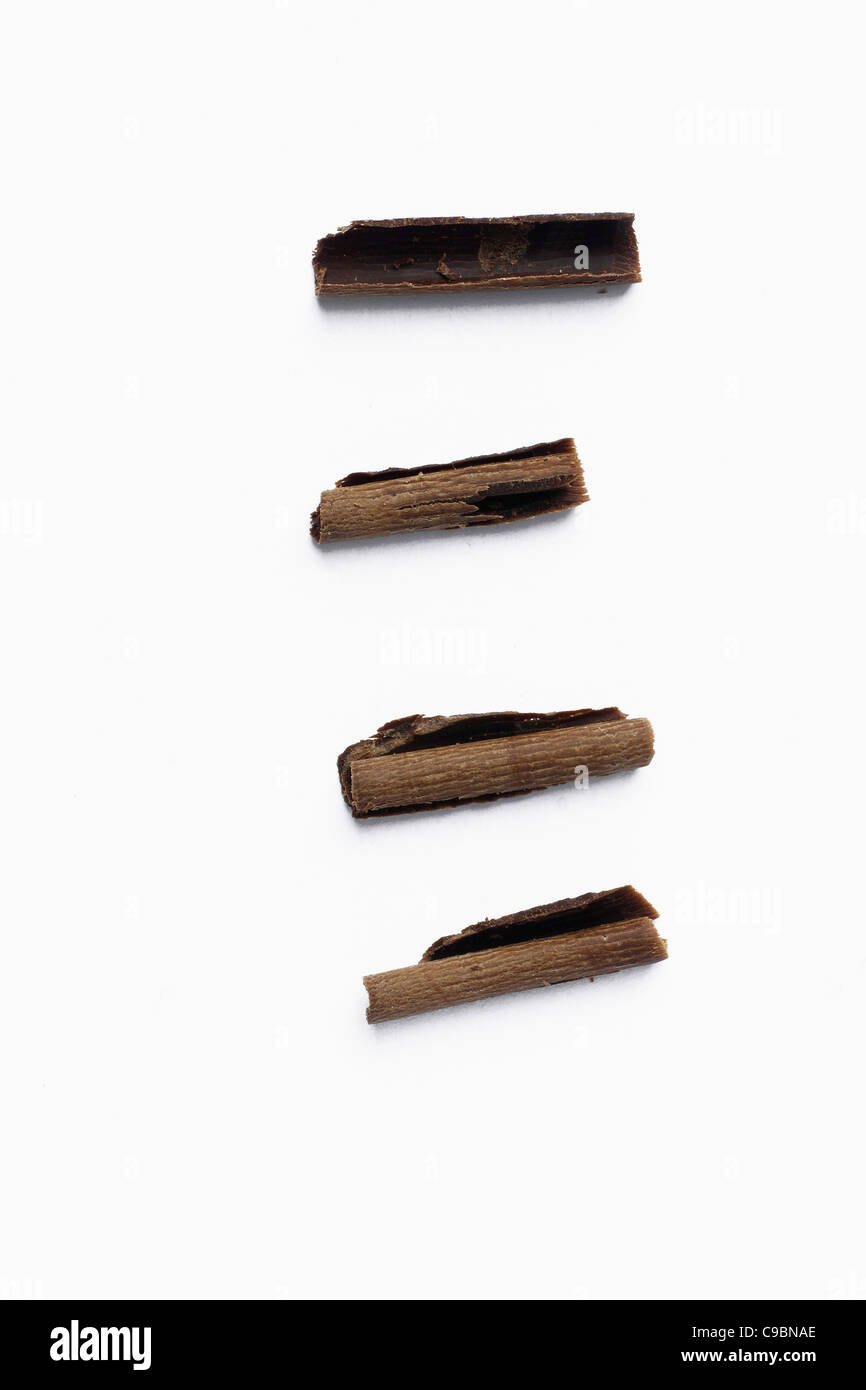 Schokolade-Peelings auf weißem Hintergrund Stockfoto