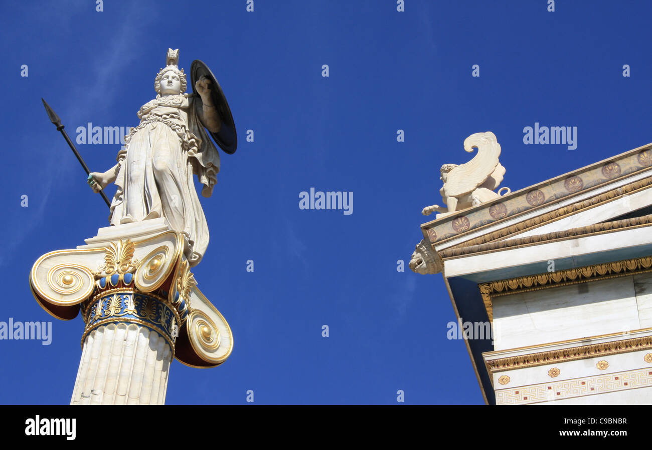 Statue der Pallas Athene, Patron von Athen vor der nationalen Akademie von Athen, Griechenland. Stockfoto