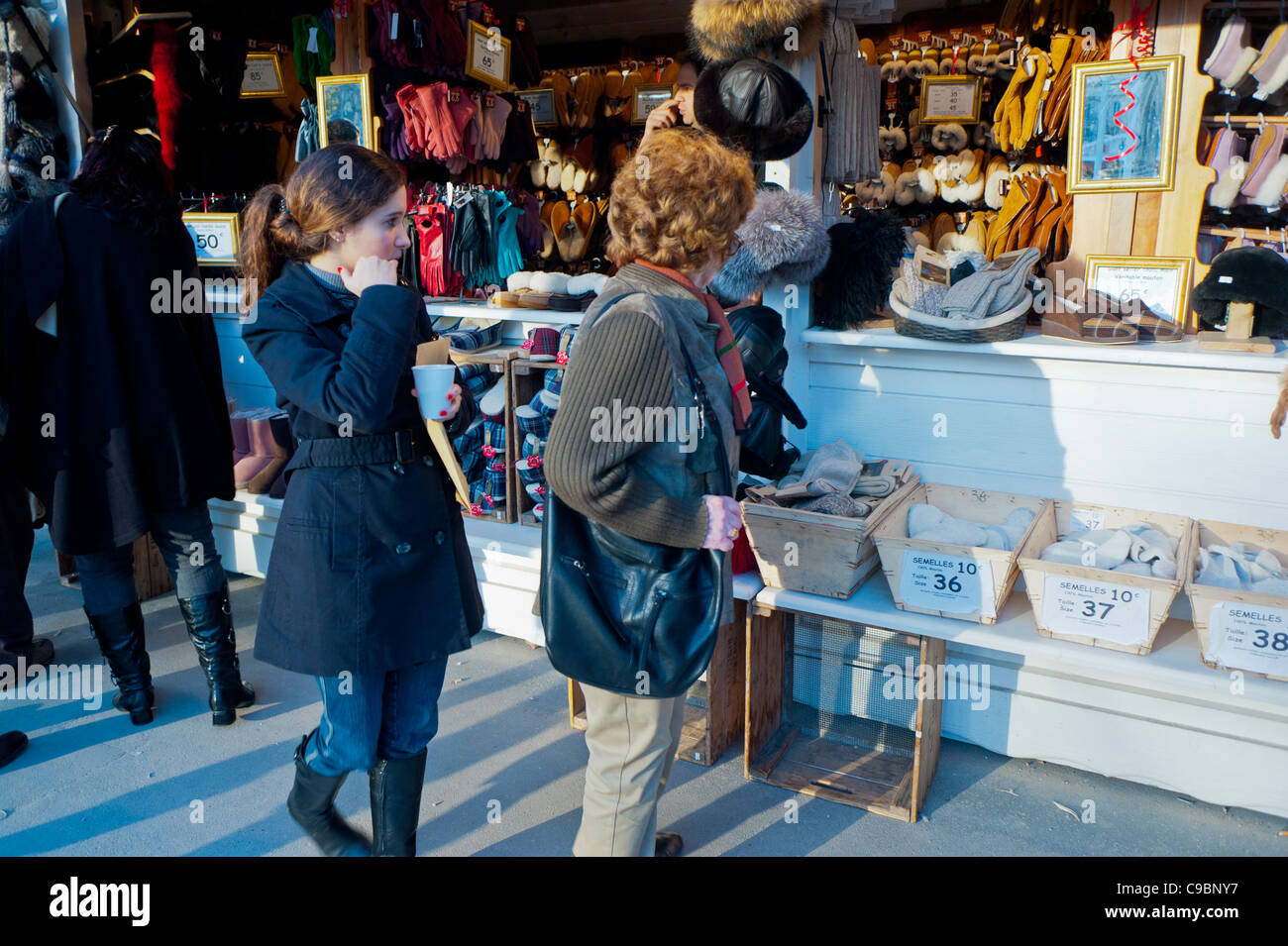 Paris, Frankreich, Damen Einkaufen in Kleidung Accessoires Kaufen Sie auf  dem Weihnachtsmarkt Champs Elysees, shoppen Sie sich Waren aus, Accessoires  für Jugendliche Stockfotografie - Alamy