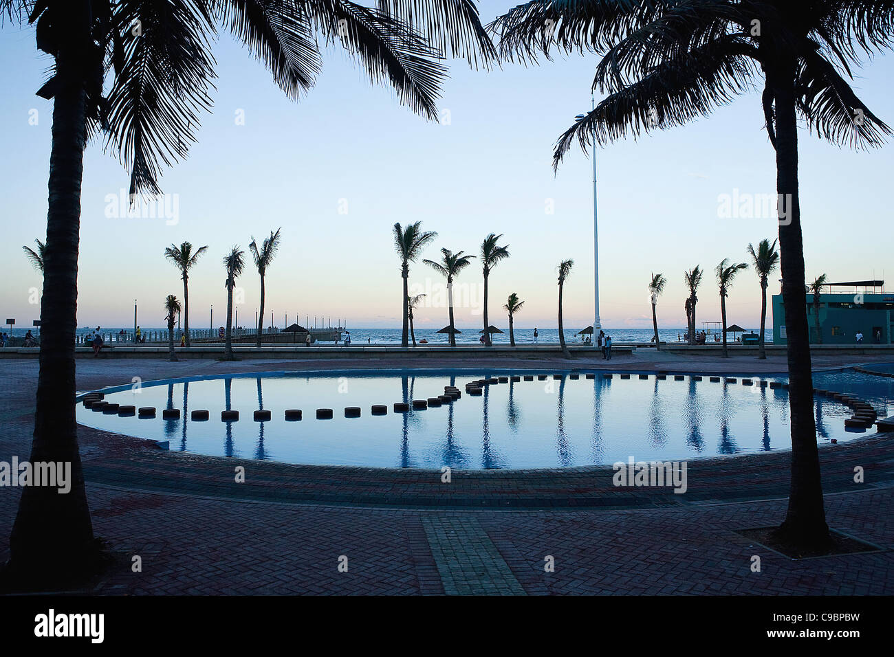 Schwimmbäder und Palmen am Strand, Durban, Provinz KwaZulu-Natal, Südafrika Stockfoto