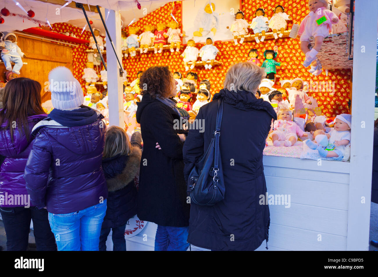 Paris, Frankreich, Frauen Einkaufen in Champs Elysees Weihnachtsmarkt, Street Vendor, Verkauf von Puppen Stockfoto