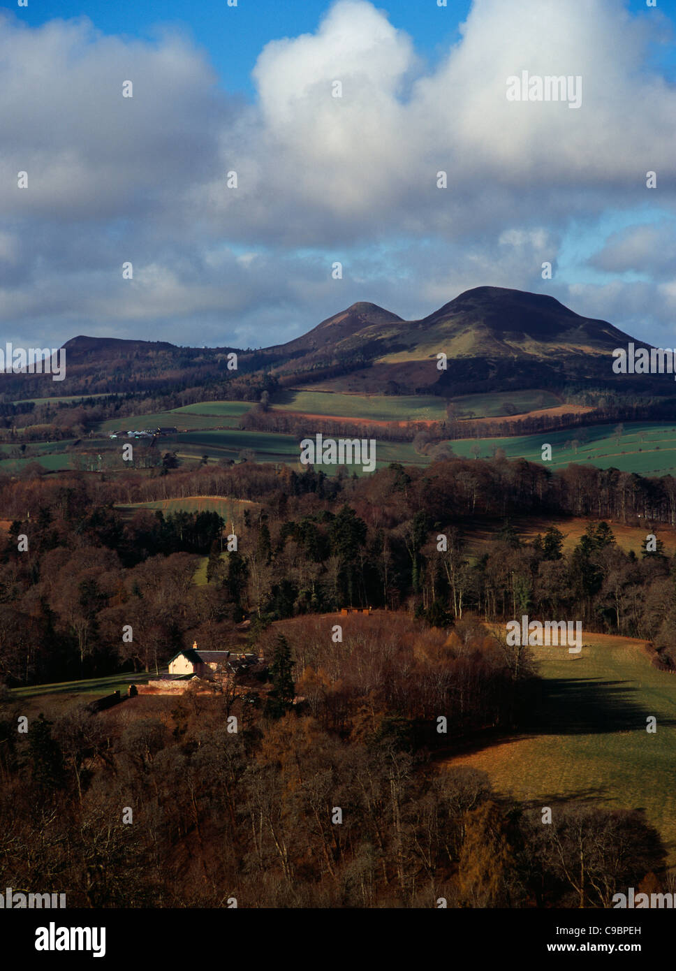 Schottland, Grenzen, Melrose, Eildon Hills von Scotts View. Dächer des Hauses im Vordergrund und landwirtschaftliche Flächen Stockfoto