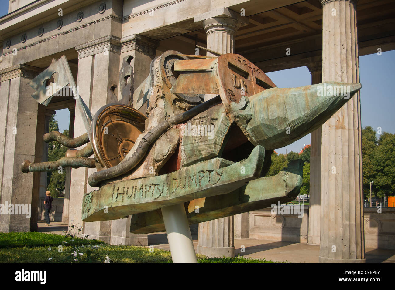 Humpty Dumpty Diktatur der Kunst - Skulptur am Hof des alten nationalen Galerie. Berlin, Deutschland. Stockfoto