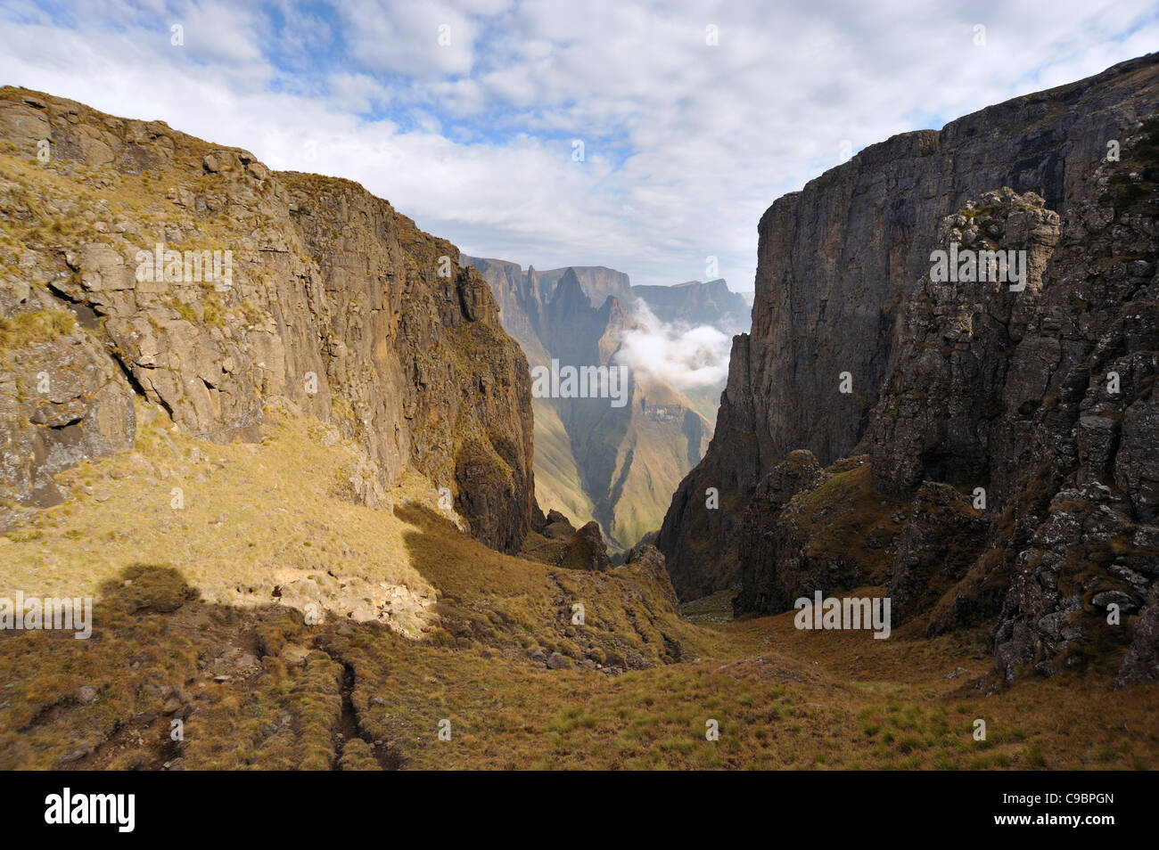 Mountain Pass mit scharfer Spitze und niedrig liegende Wolke im Hintergrund, Mweni, Drakensberge, Kwazulu Natal, Südafrika Stockfoto