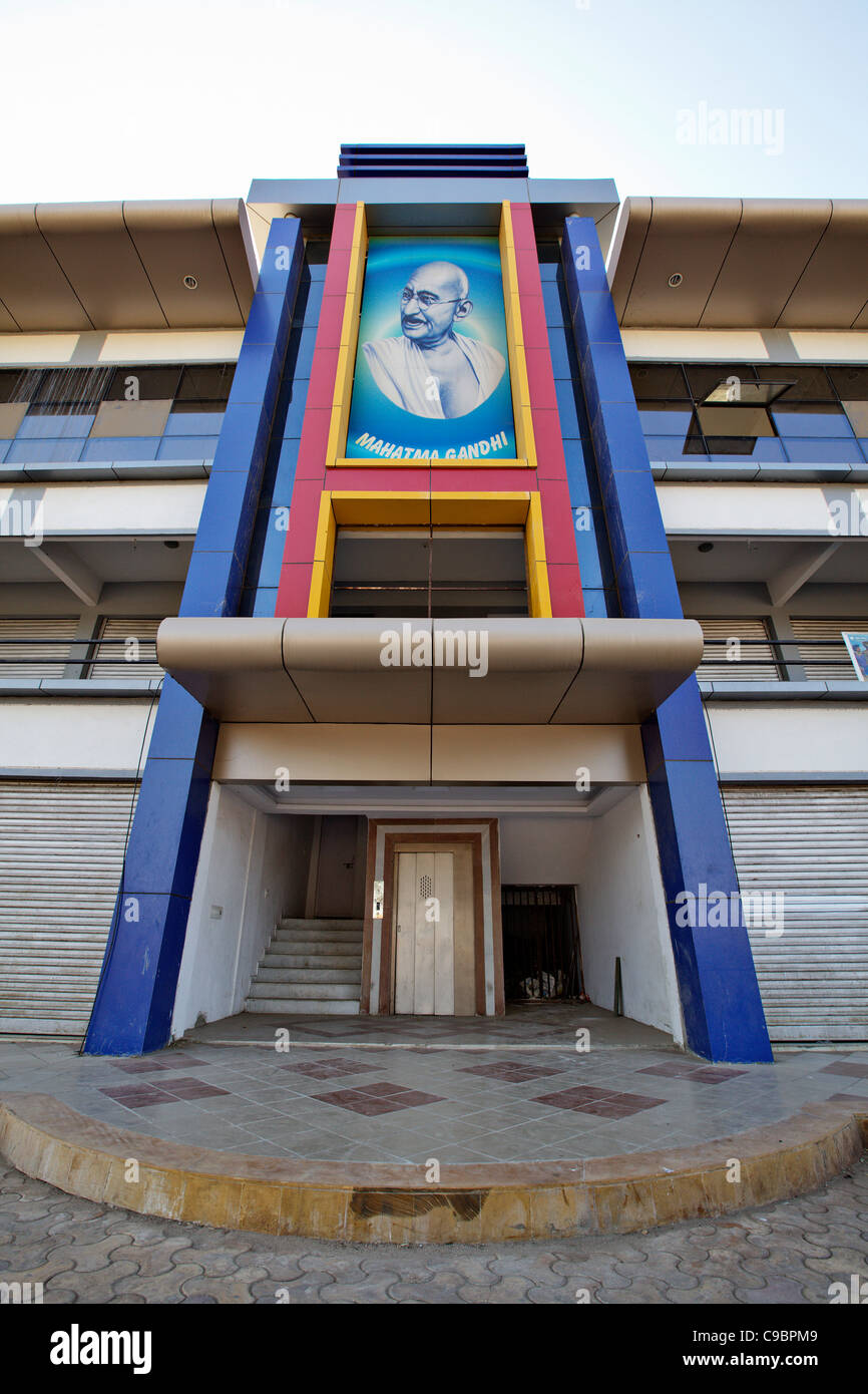Bild von Mohandas (Mahatma) Gandhi am Einkaufszentrum Wand im Bundesstaat Gujarat, Indien. Stockfoto