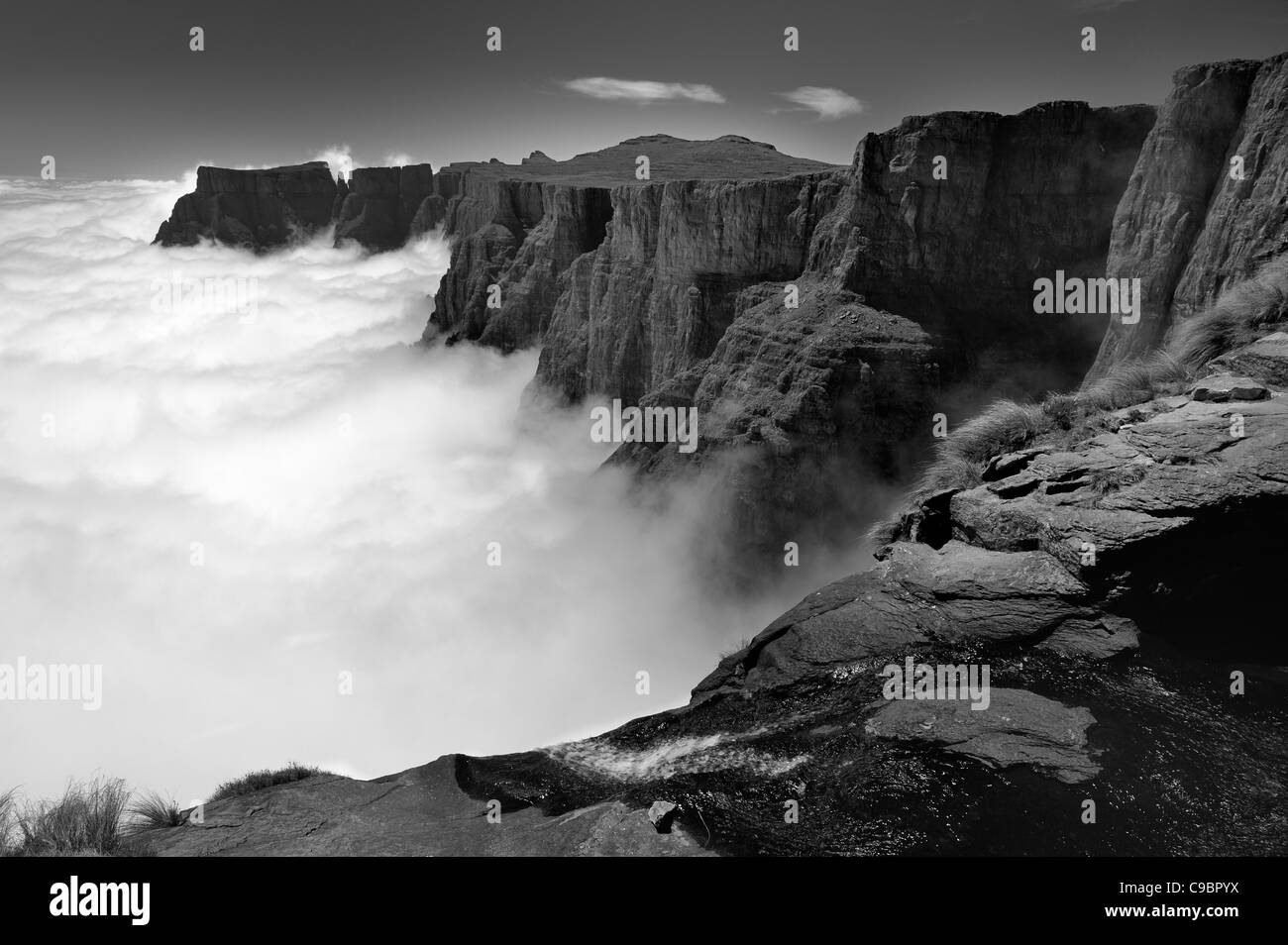 Hohen Winkel schwarz weiß Ansicht Amphitheater Sichtweite Tugela Falls im Vordergrund Drakensberg uKhahlamba Nationalpark Stockfoto