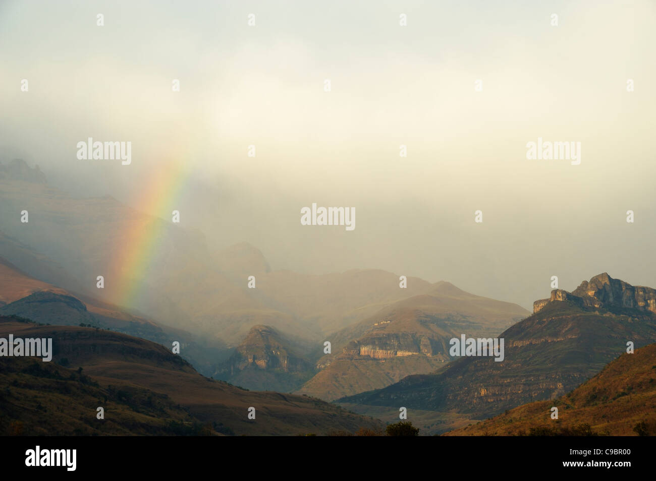 Regenbogen an der Basis des Bereichs Amphitheater in der Drakensberge, Royal Natal, Kwazulu-Natal, Südafrika Stockfoto