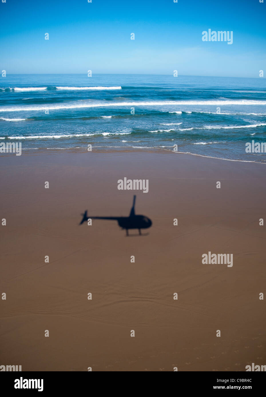 Hubschrauber-Schatten über einen schönen Strand fliegen Stockfoto