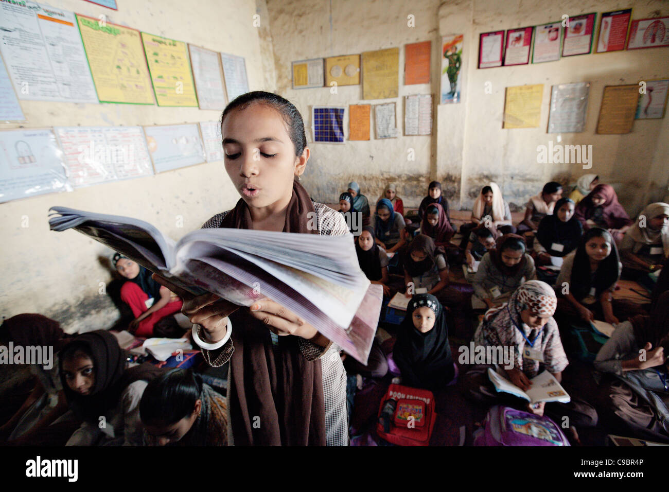 Schule für muslimische Mädchen im Dorf Sarod, Bundesstaat Gujarat, Indien. Stockfoto