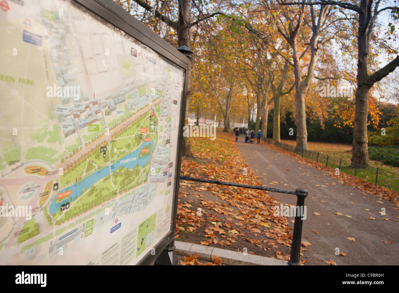 Karte von St. James Park und Blick auf den Park in Ferne, in London, England, Vereinigtes Königreich, mit Autumn Leaves und Farbigkeit. Stockfoto