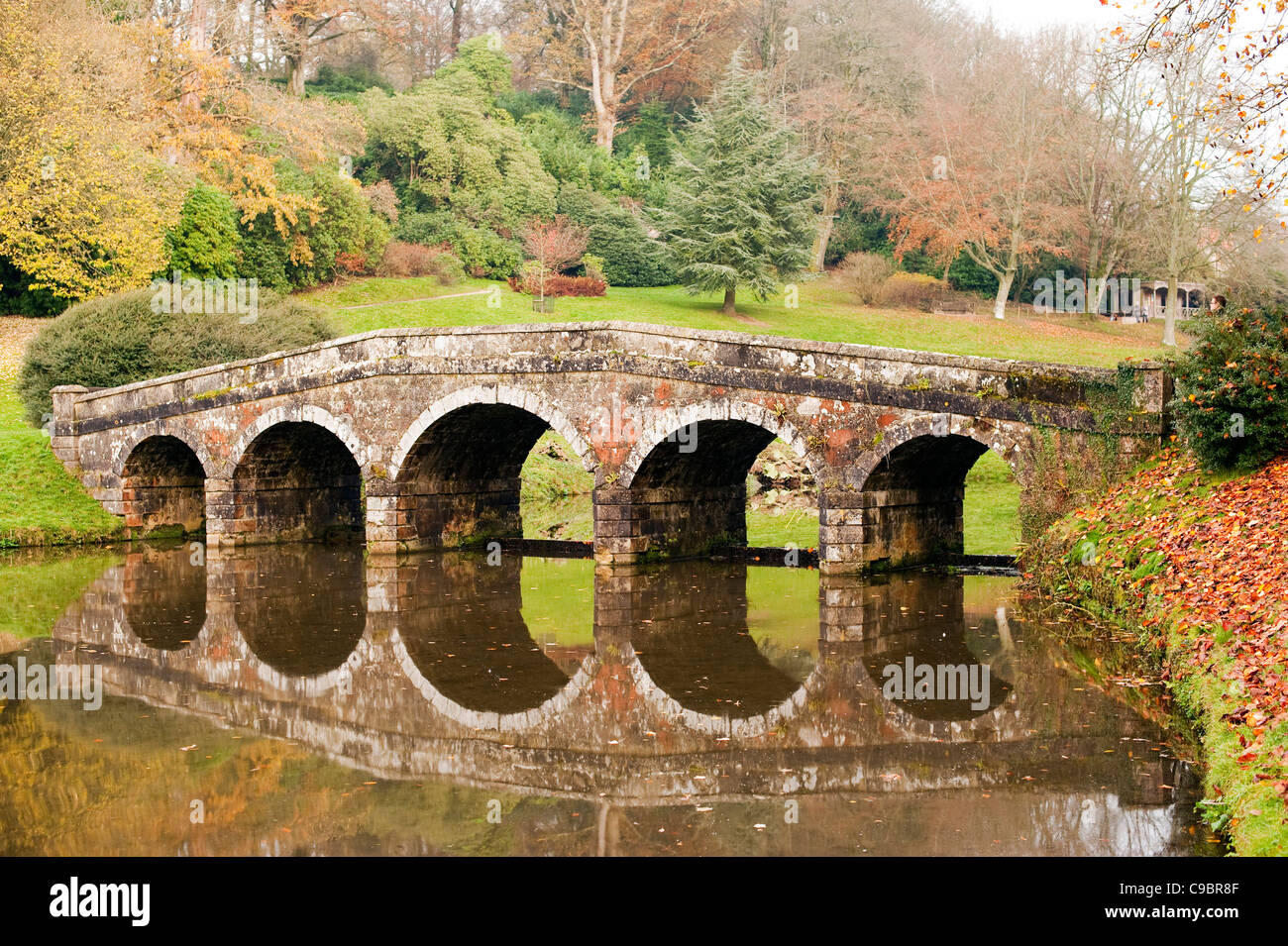 Palladianische Brücke mit Reflexion der Herbst Bäume im See, England UK Stockfoto