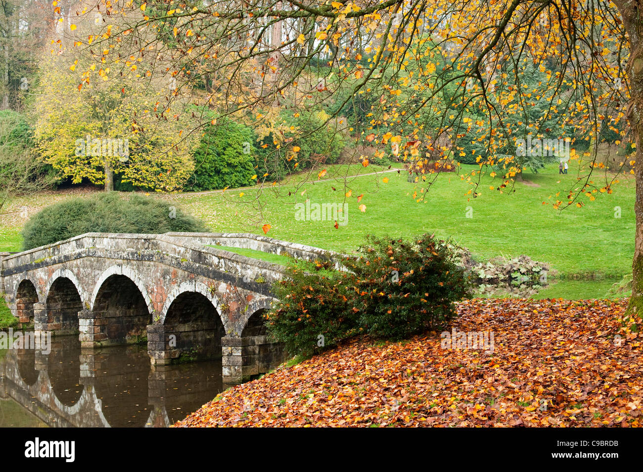 Palladianische Brücke mit Reflexion der Herbst Bäume im See, England UK Stockfoto