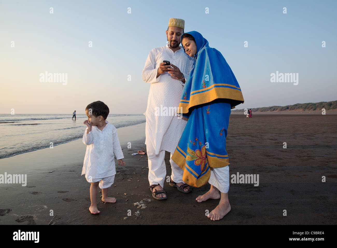 Muslimische Familie am Strand von Dandi, Mohandas Gandhi seine Salz März 1930 belegte. Bundesstaat Gujarat, Indien. Stockfoto