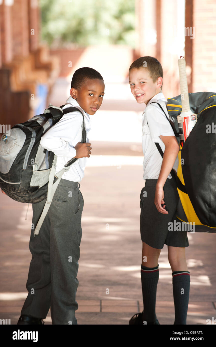 Porträt von zwei jungen, die zu Fuß nach unten Schule Flur, Johannesburg, Provinz Gauteng, Südafrika Stockfoto