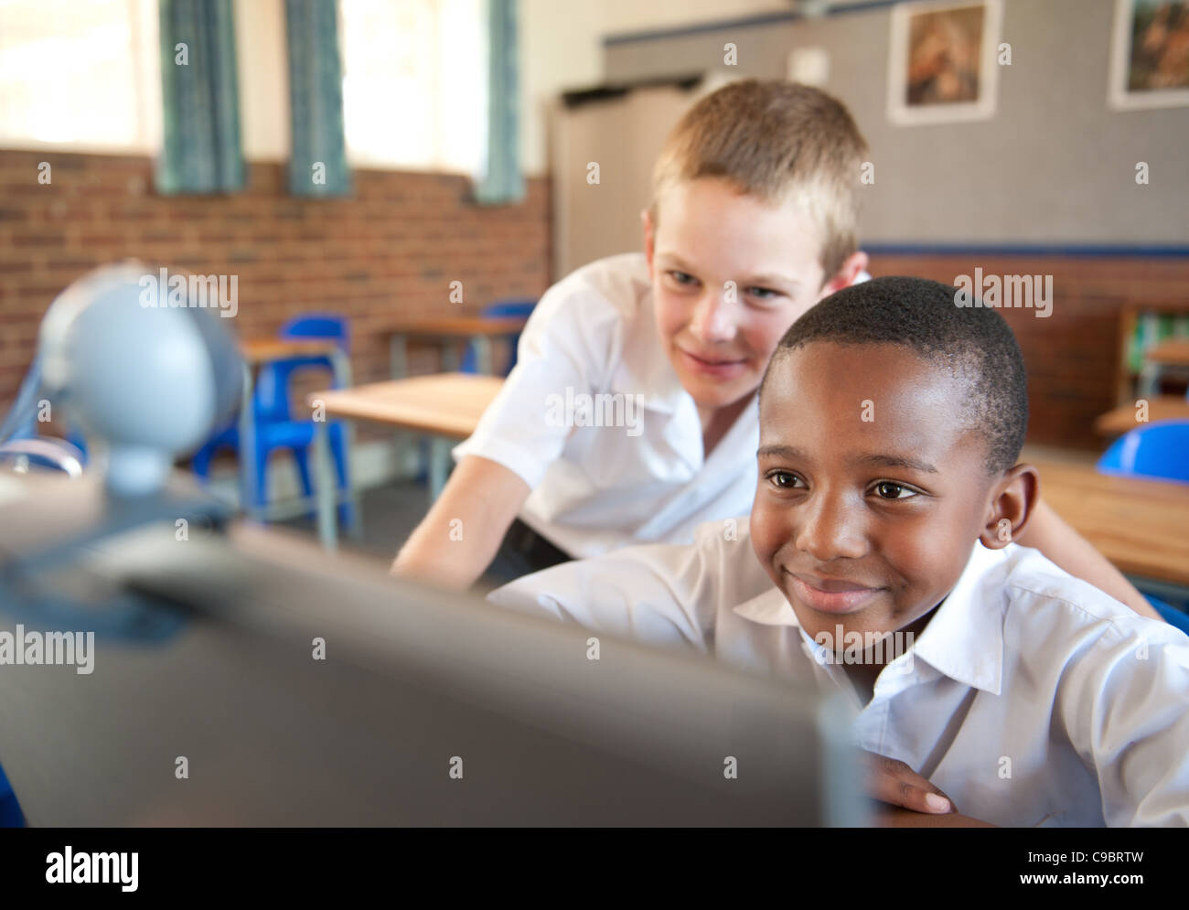 Zwei jungen mit Laptop mit Web-Cam im Klassenzimmer, Johannesburg, Provinz Gauteng, Südafrika Stockfoto