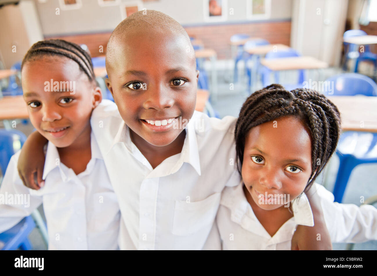 Porträt von drei Schülerinnen und Schüler im Klassenzimmer, Johannesburg, Provinz Gauteng, Südafrika Stockfoto