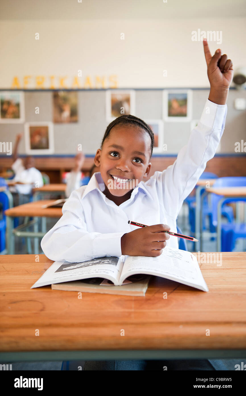 Mädchen hob Hand im Klassenzimmer, Johannesburg, Provinz Gauteng, Südafrika Stockfoto