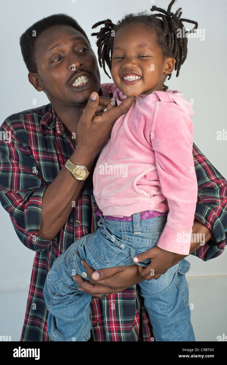 Kenianischen Vater kitzelt Tochter, Nairobi, Kenia Stockfoto