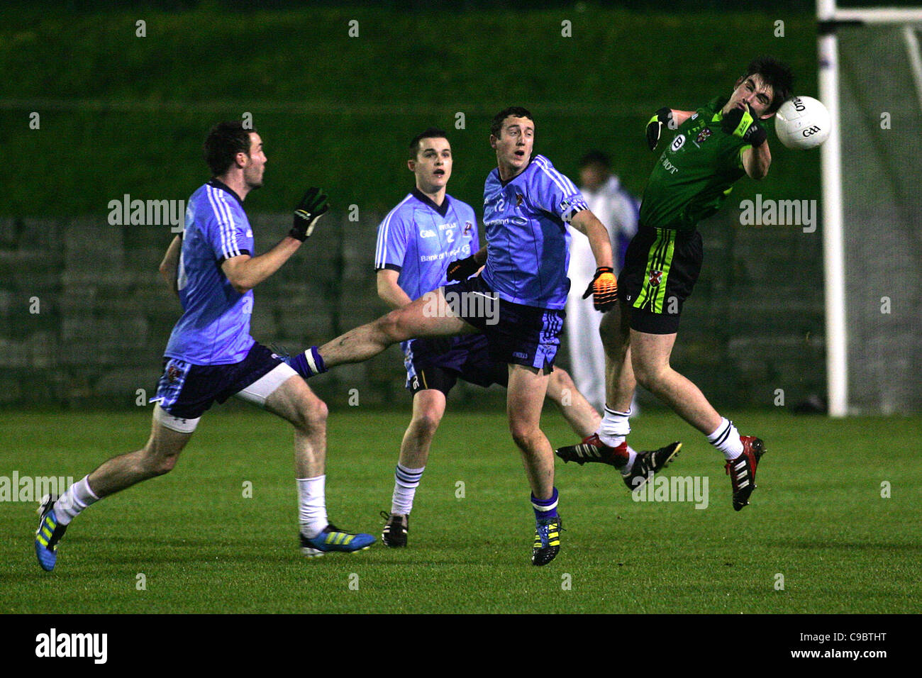 Gälischer Fußball (Irisch: Peil, Peil Ghaelach oder Caid), gemeinhin als " Fußball" oder "Gaelic" bezeichnet Stockfotografie - Alamy