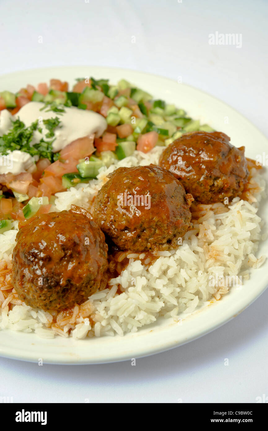 Eine Portion von Frikadellen auf Reis mit Salat und tahini Stockfoto