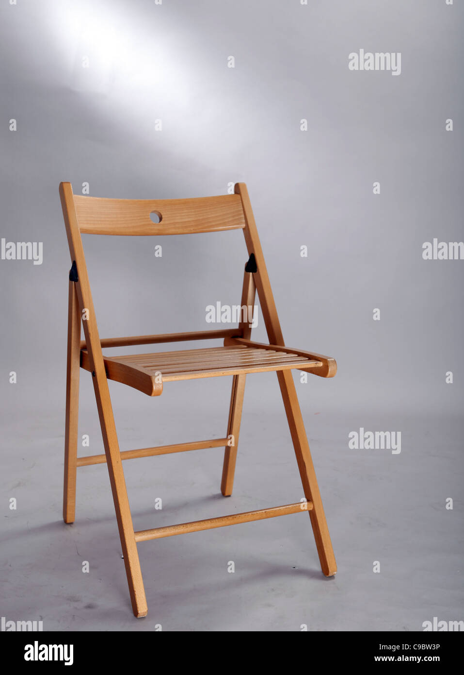 Eine faltbare Holzstuhl isoliert auf studio Stockfoto