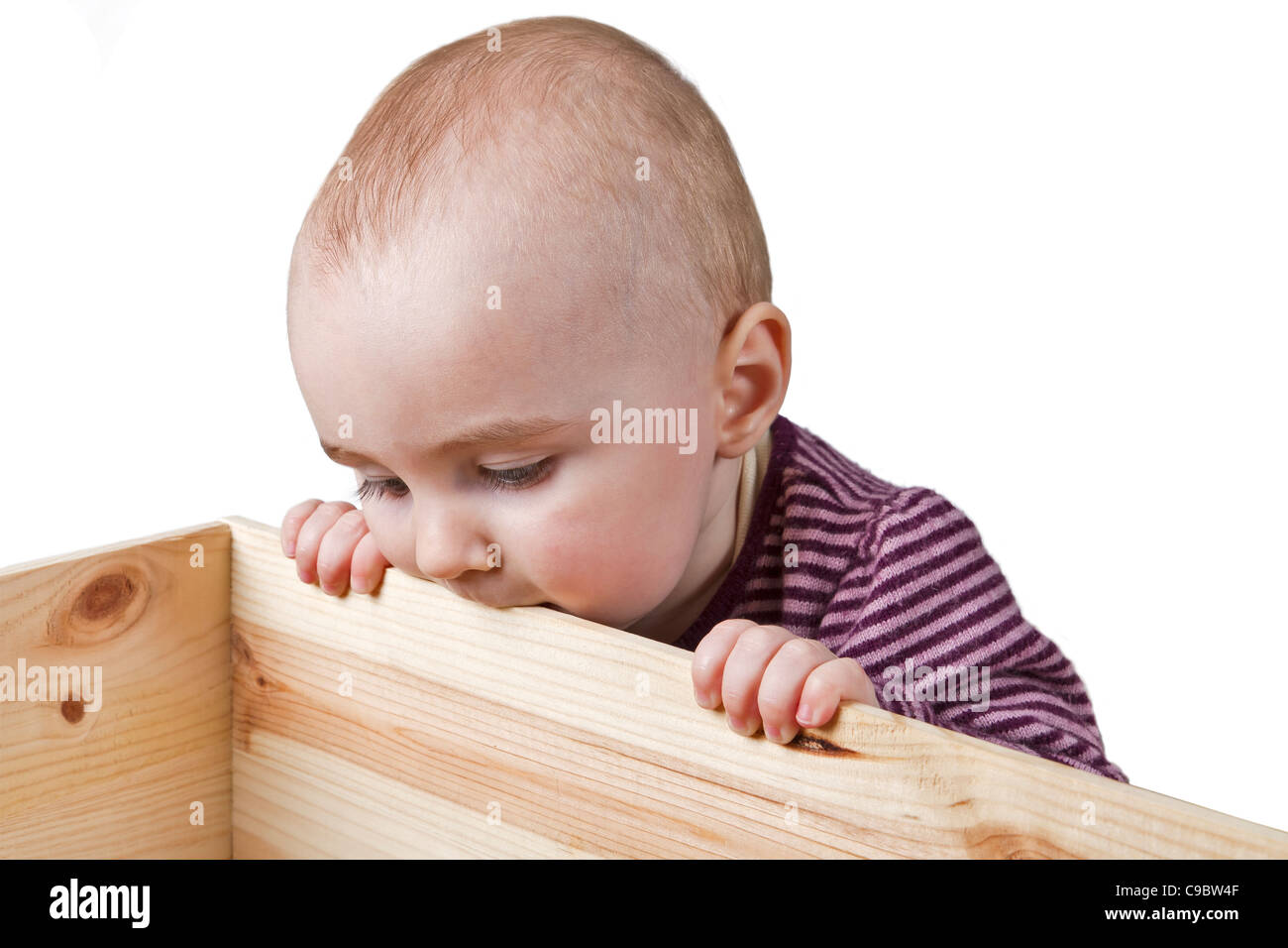Baby in Holzkiste. isoliert auf weißem Hintergrund Stockfoto
